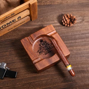 Personalisierter Zigarrenaschenbecher, Zigarrenhalter, Einzigartiger Aschenbecher, Aschenbecher aus Walnussholz, Zigarrenzubehör, Geschenk für Ehemann und Vater, Geschenk für den Trauzeugen