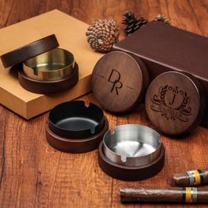 Cenicero retro de madera personalizado hecho a mano con tapa, porta cigarros para regalo de padrinos de boda, regalo perfecto para papá y novio, recuerdo de boda.