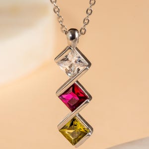 Personalized Three-Stone Vertical Pendant, Custom Family Birthstone Necklace, Gift for Sister&New Mom, Mother's Day Gift for Grandma Mom