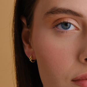 Aros con nudo de amor, plata chapada en oro de 14 quilates, joyería minimalista e hipoalergénica de oro vermeil. imagen 2