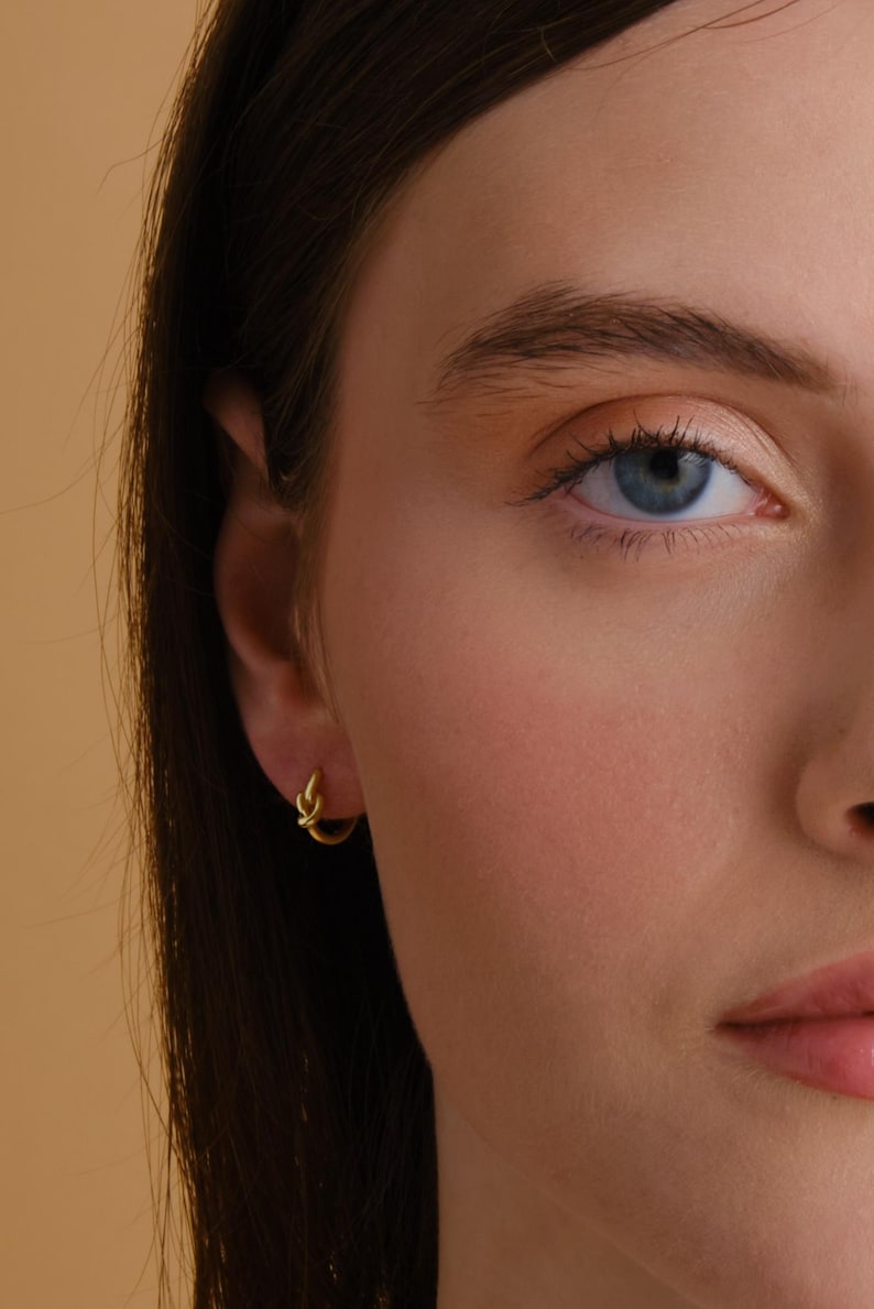 Aros con nudo de amor, plata chapada en oro de 14 quilates, joyería minimalista e hipoalergénica de oro vermeil. imagen 2