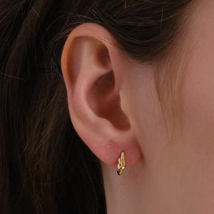 Aros con nudo de amor, plata chapada en oro de 14 quilates, joyería minimalista e hipoalergénica de oro vermeil. imagen 3