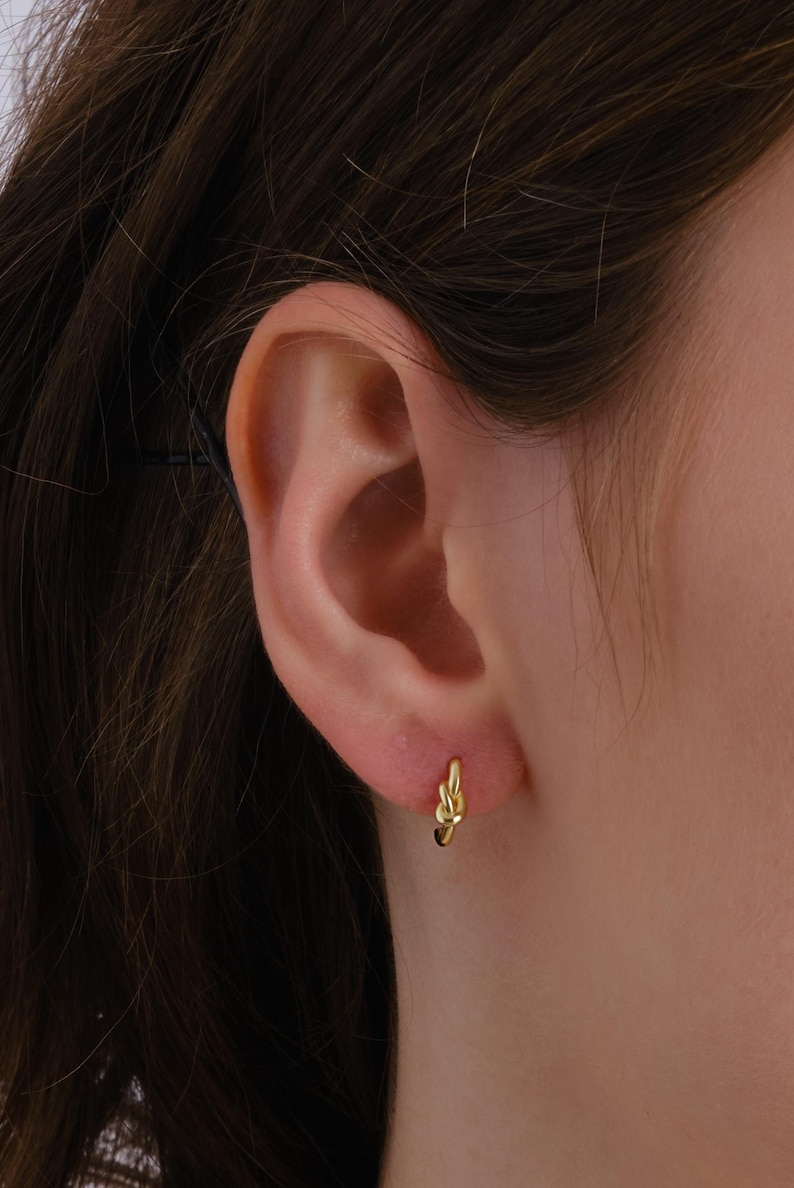 Aros con nudo de amor, plata chapada en oro de 14 quilates, joyería minimalista e hipoalergénica de oro vermeil. imagen 3