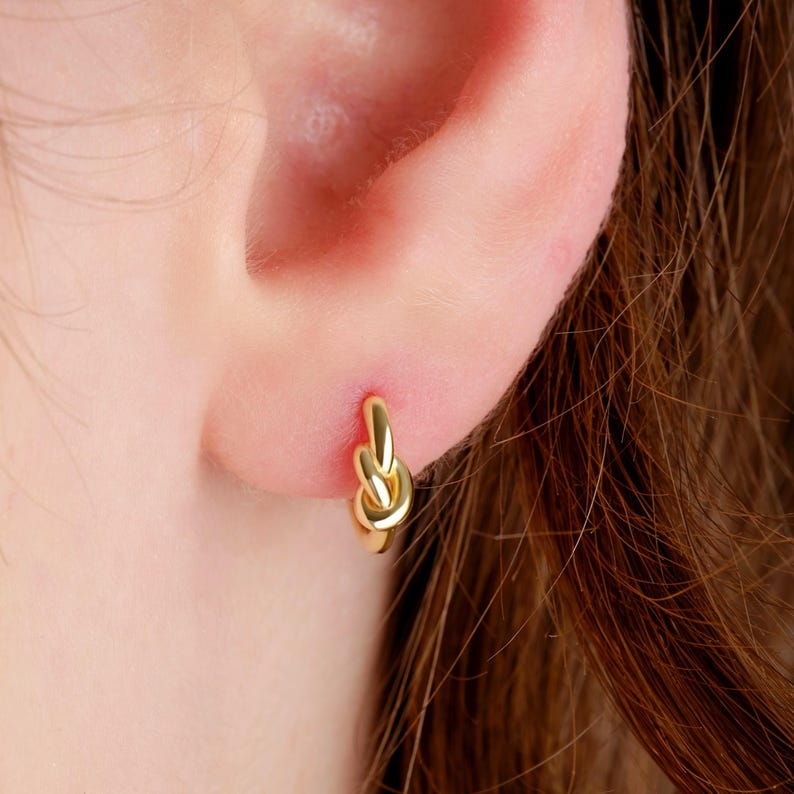 Aros con nudo de amor, plata chapada en oro de 14 quilates, joyería minimalista e hipoalergénica de oro vermeil. imagen 1