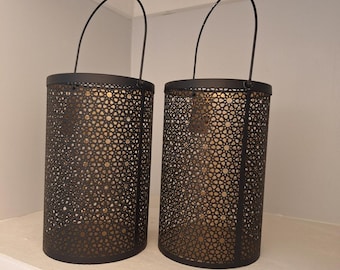 Paire de lanternes bougies indiennes en filigrane en métal noir d'inspiration vintage 25 cm de haut