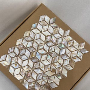 Mosaico de nácar rombo hecho a mano en tonos ámbar cálidos, 100 % natural, de lujo, iridiscente, resistente al agua, para cocina, baño y bricolaje.