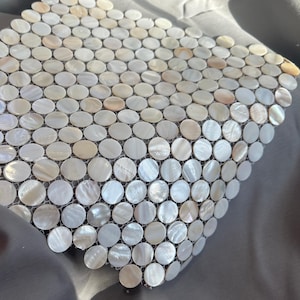 Puede incluir: Un juego de tres tazas de cerámica con un acabado mate y moteado. Las tazas son de color crema, gris claro y gris oscuro. Cada taza tiene un diseño simple y minimalista.