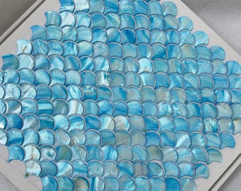 Mosaico de nácar con diseño de escamas de pez, hecho a mano y teñido de azul turquesa. 100% concha iridiscente de lujo natural para decoración de paredes interiores o proyectos de bricolaje.