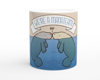 We're a manateam! tazza in ceramica bianca con manico con illustrazione di lamantini lamentini - mug