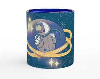 Astronauta lamentino in tazza - mug in ceramica con pattern di lamantini fluttuanti su fondo azzurro