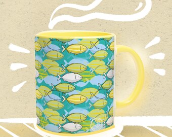 Salpa salpa tazza in ceramica con pattern di pesci a strisce gialle del Mediterraneo su sfondo color menta - mug con illustrazione