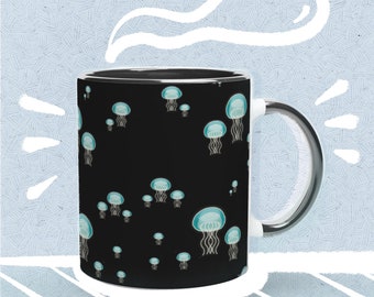 Mug in ceramica con manico e interno nero con pattern illustrato di meduse aurelia aurita o meduse quadrifoglio su sfondo nero