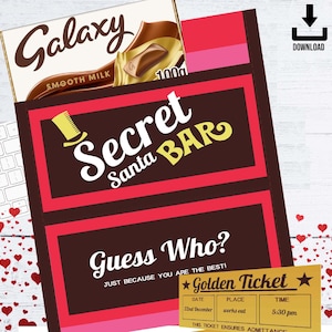 Może przedstawiać: Czekolada Galaxy Smooth Milk wystaje z karty Secret Santa Bar. Karta ma czerwone obramowanie i zawiera tekst "Secret Santa BAR" i "Guess Who?" Dołączony jest również złoty bilet.