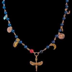 Collana con grani della preghiera della Dea Iside/Auset. Cristalli naturali (ossidiana, corniola, lapislazzuli) e ciondoli color oro. Ispirata all&#39;antico Egitto.