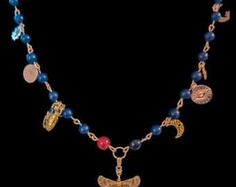 Aset/!sis Göttin Halskette-Gebetskette. Natürliche Kristalle (Obsidian, Karneol, Lapis Lazuli) Goldfarbe Anhänger. Altägyptisch inspiriert
