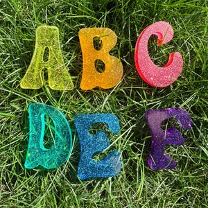 Letras de resina con brillantina y mayúsculas personalizadas / Contenedor sensorial / Decoración de aula / Tableros de letras / Educación temprana, aprendizaje en escuela primaria