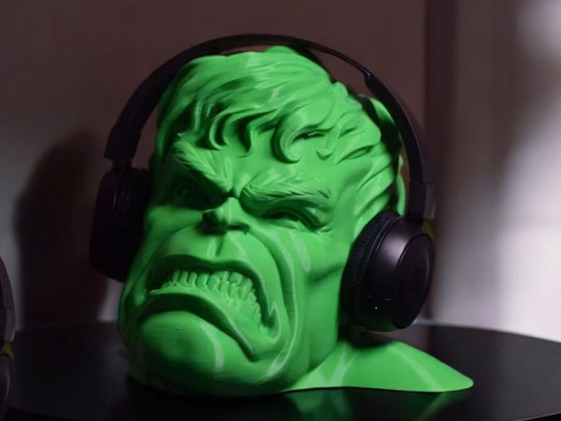 Unleash your inner superhero with this striking 3D printed Hulk headphone stand! Perfect for Marvel enthusiasts and anyone looking to add a unique touch to their desk setup.