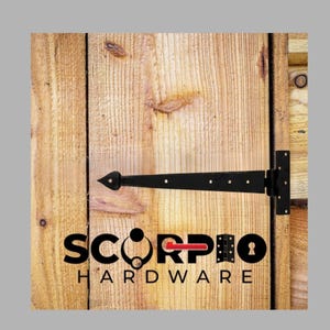 Könnte beinhalten: Ein schwarzes T-Scharnier aus Metall mit spitzem Ende, montiert auf hellbraunen vertikalen Holzplanken. Das Logo von SCORPIO HARDWARE ist unten in schwarzer und roter Schrift aufgedruckt und zeigt ein stilisiertes Scharnier und ein Schlüsselloch.