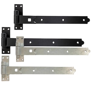 Puede incluir: Cuatro bisagras en T dispuestas en una pila vertical. Dos bisagras presentan un acabado negro mate, mientras que las otras dos tienen un acabado metálico plateado galvanizado. Cada bisagra consta de una placa de montaje rectangular.