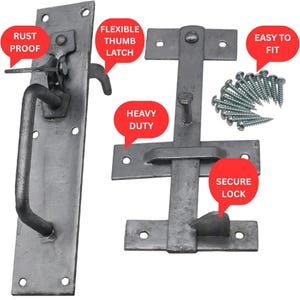Puede incluir: Un juego de pestillo de puerta de metal gris que incluye una placa de manija vertical con pestillo de pulgar, un mecanismo de cerrojo deslizante y tornillos plateados. Globos de texto rojos con las etiquetas RUST PROOF, FLEXIBLE THUMB LATCH, HEAVY DUTY, SECURE LOCK, EASY TO FIT.