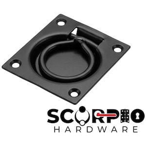 Op de afbeelding: Een matzwarte vierkante verzonken handgreep met een centrale ring die in een verzonken ronde basis klapt. De vierkante montageplaat heeft vier verzonken schroefgaten op elke hoek. Het logo SCORPIO HARDWARE is hieronder zichtbaar.