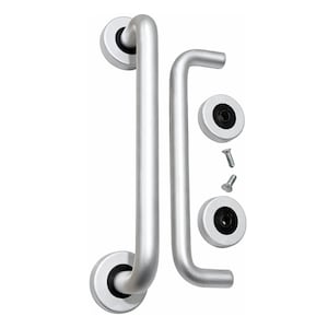 Pode incluir: Um conjunto de dois puxadores de porta em metal prateado com um design cilíndrico liso. O conjunto inclui duas placas de montagem circulares com anéis internos pretos, dois parafusos de metal separados e uma barra de puxador a condizer.