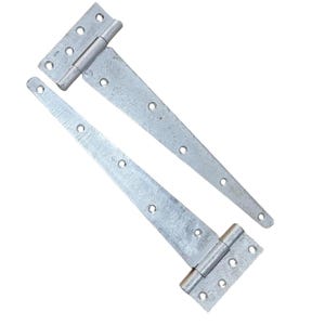 Op de afbeelding: Twee zilverkleurige metalen T-hengen met een gegalvaniseerde afwerking. Elke heng heeft een rechthoekige montageplaat met vier ronde schroefgaten en een lange, taps toelopende band met extra gaten voor bevestiging aan deuren of poorten.