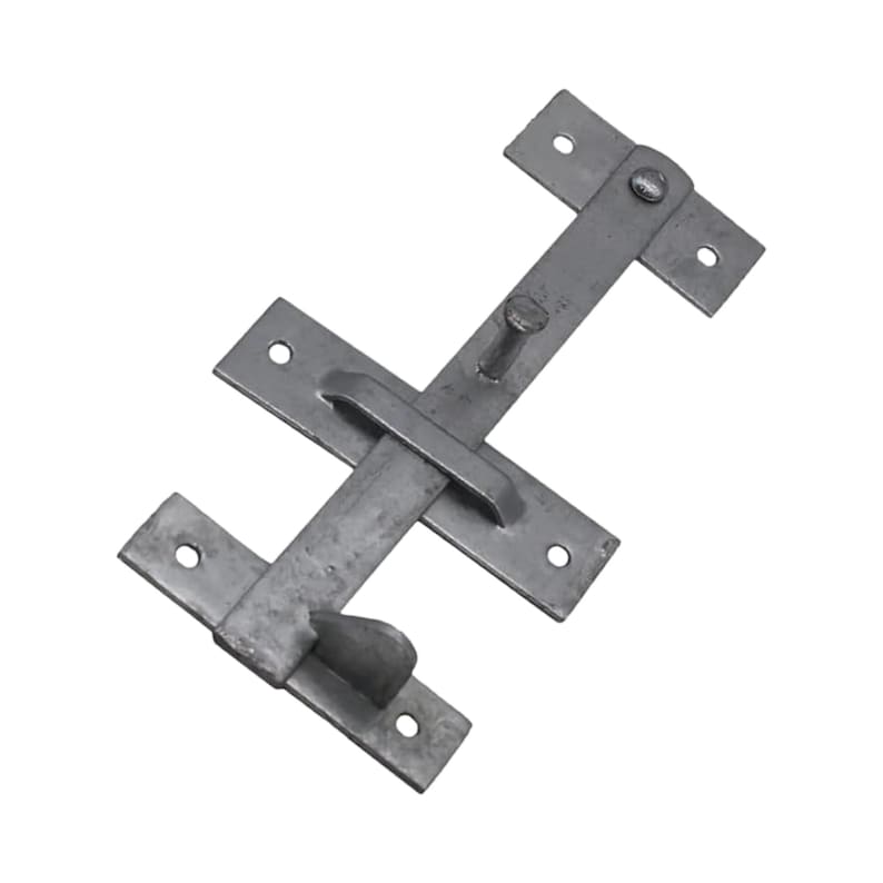 Puede incluir: Un pestillo de puerta de metal gris oscuro que presenta una barra vertical con un mango central, montado sobre dos placas horizontales con orificios para tornillos. El mecanismo incluye un brazo pivotante que se asegura en un tope.