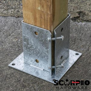 Puede incluir: Un soporte de poste de acero galvanizado que asegura un poste de madera cuadrado. El soporte metálico cuenta con una placa base cuadrada plana con orificios pretaladrados y dos pernos laterales ajustables con tuercas para fijar el poste.