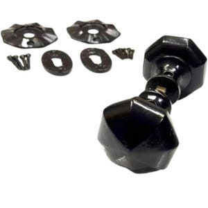 Puede incluir: Un pomo de puerta octogonal negro con acabado brillante, acompa&ntilde;ado de dos rosetas met&aacute;licas circulares, dos escudos ovalados para cerradura y una peque&ntilde;a colecci&oacute;n de tornillos de montaje negros a juego, formando un conjunto.