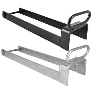 Könnte beinhalten: Zwei Steinzangen aus Metall, eine mit mattschwarzer Oberfläche und eine mit verzinkter silberner Oberfläche. Jedes Werkzeug verfügt über einen langen, konischen Rahmen mit U-förmigem Ende und einem abgerundeten Griff an der Oberseite.