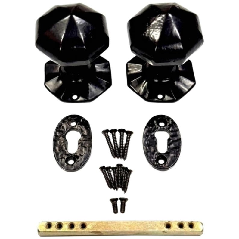 Puede incluir: Dos pomos de puerta octogonales negros con rosetas circulares a juego, dos escudos ovalados para cerradura, un juego de doce tornillos negros y una barra cuadrada de metal. Los herrajes presentan un acabado oscuro y texturizado.