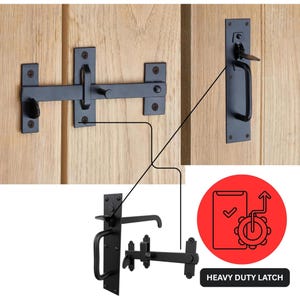 Puede incluir: Un juego de pestillo resistente en negro mate que incluye un mecanismo de cerrojo deslizante horizontal y un mango vertical con palanca de liberaci&oacute;n para el pulgar. Los herrajes est&aacute;n montados en paneles de madera clara con el texto HEAVY DUTY LATCH.