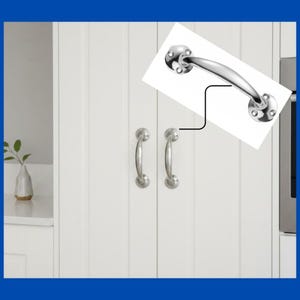 K&ouml;nnte beinhalten: Ein Set aus zwei polierten Chrom-Schrankgriffen mit geschwungenem Bogendesign. Jeder Griff verf&uuml;gt &uuml;ber zwei kreisf&ouml;rmige Montageplatten mit jeweils zwei Schraubl&ouml;chern, die einen sicheren Befestigungspunkt f&uuml;r wei&szlig;e Schrankt&uuml;ren bieten.