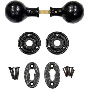 Puede incluir: Un juego de herrajes para puerta en color negro que incluye dos pomos esf&eacute;ricos unidos por un eje de lat&oacute;n, dos rosetas circulares, dos escudos ovalados para cerradura y ocho tornillos negros a juego. Las piezas tienen un acabado martillado.