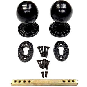 Puede incluir: Un juego de dos pomos de puerta esf&eacute;ricos de color negro con rosetas circulares a juego, dos escudos ovalados para cerradura, un eje met&aacute;lico rectangular y un conjunto de tornillos negros peque&ntilde;os para su instalaci&oacute;n en puertas.
