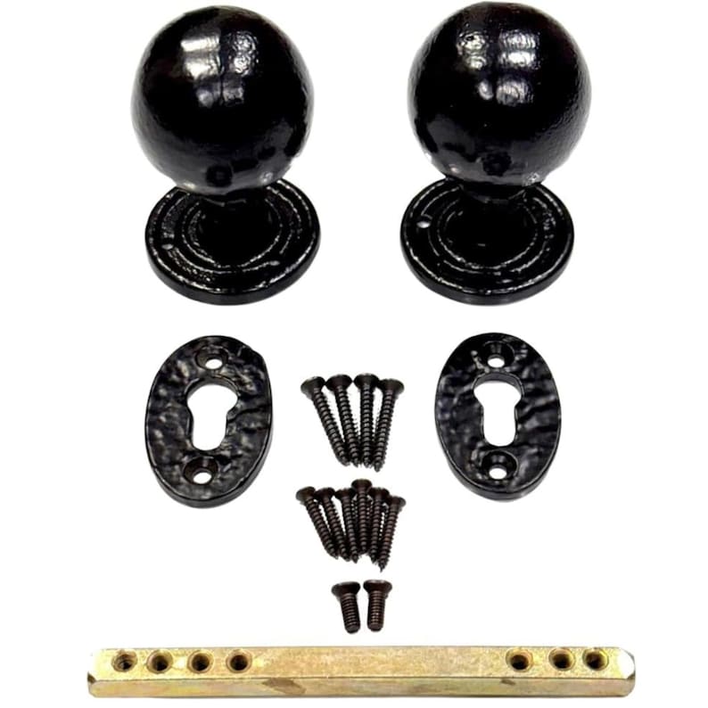 Puede incluir: Un juego de dos pomos de puerta esf&eacute;ricos de color negro con rosetas circulares a juego, dos escudos ovalados para cerradura, un eje met&aacute;lico rectangular y un conjunto de tornillos negros peque&ntilde;os para su instalaci&oacute;n en puertas.