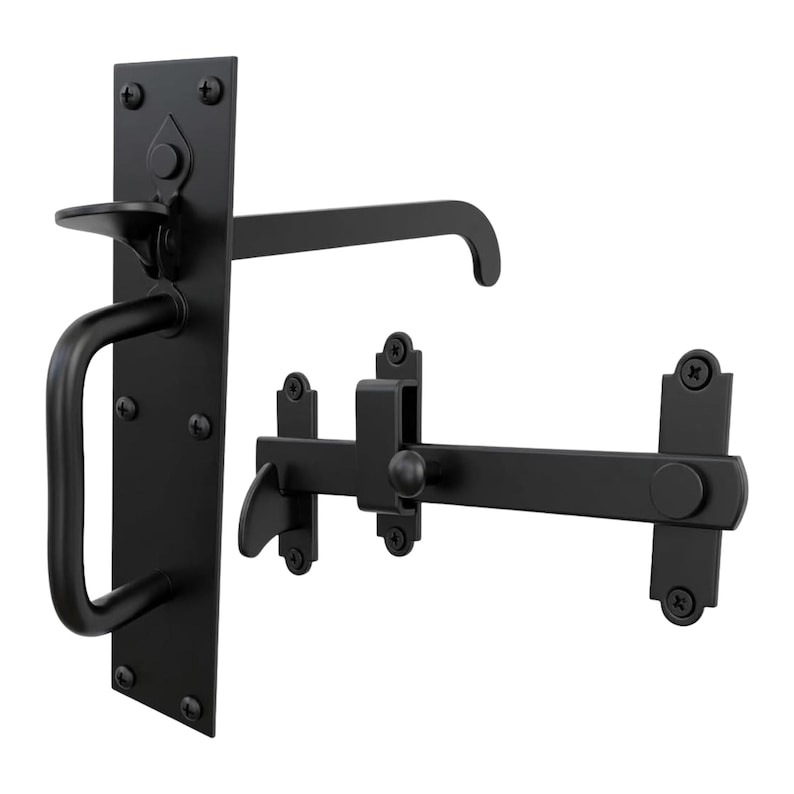 Puede incluir: Un juego de pestillo para puerta en color negro mate que incluye una placa de montaje rectangular vertical con una palanca de pulgar y un asa curva, junto con un mecanismo de cerrojo deslizante horizontal, fijados con tornillos negros.