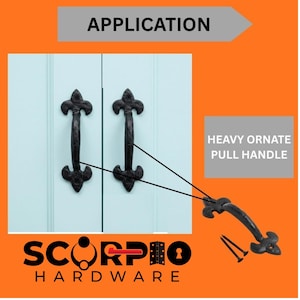 Peut inclure: Deux poignées de tirage en métal noir avec des extrémités fleur-de-lis montées sur des portes de placard bleu clair, accompagnées d'une poignée détachée et deux vis. L'image contient le texte APPLICATION, HEAVY ORNATE PULL HANDLE et SCORPIO HARDWARE.