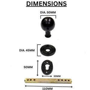 Puede incluir: Un pomo de puerta esf&eacute;rico negro de 50 mm de di&aacute;metro, una placa circular de 45 mm de di&aacute;metro, una placa de bocallave ovalada de 50 mm por 30 mm y un eje met&aacute;lico de 110 mm de largo. La imagen muestra estos componentes con sus dimensiones.