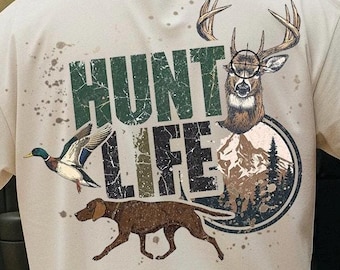 Hunt Life PNG, jaktskjortadesign, hjortandhund PNG, friluftsmänniska, rustik jaktsublimering, bockhuvudclipart, vilda djur PNG-nedladdning