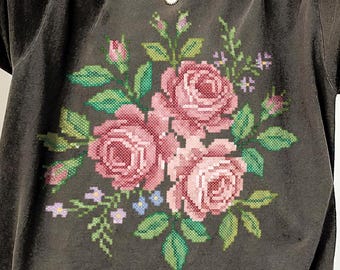 Faux korsstygn blommor png, vintage sublimeringsdesign, 90-talsinspirerad mormorskärna png, secondhanddekor mormorströja digital nedladdning