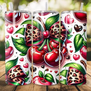 Puede incluir: Tres vasos de acero inoxidable con un dise&ntilde;o de cerezas. El dise&ntilde;o presenta cerezas rojas brillantes, hojas verdes y un lazo con estampado de leopardo. Acentos de coraz&oacute;n rosa y negro est&aacute;n dispersos sobre el fondo blanco.