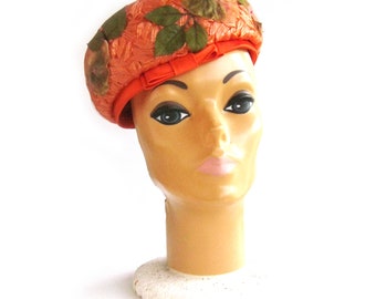 Chapéu de rede floral dos anos 1950 em laranja brilhante e verde, chapéu de ráfia com flores, chapéu Roberta Bernays, chapéu vintage de dama de honra, gorro de Páscoa