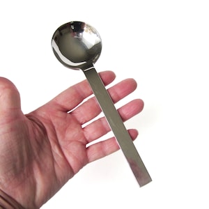 以下が含まれることがあります： 丸いボウルと長くまっすぐなハンドルが付いた銀のスプーン