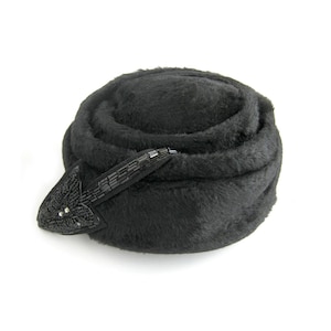 1950s Women&#39;s Fur Hat with Sequin Arrow and Rhinestones Trim, Rockabilly Style Black Hat, Faux Fur Hat, Made in Italy / Size Medium