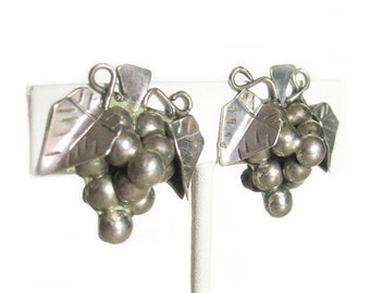 Sterling Silver Grape Earrings Vintage Clip on Earrings, Rockabilly Style, Old California Vineyard Theme, Taxco, 925 Silver Mexico