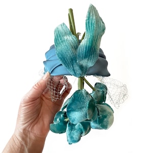Chapeau New York Miss Sally Victor, bibi bleu ou chapeau tendance avec goutte florale, chapeau de créateur, mode couturier, chapeau de mariée, mariage dans le jardin