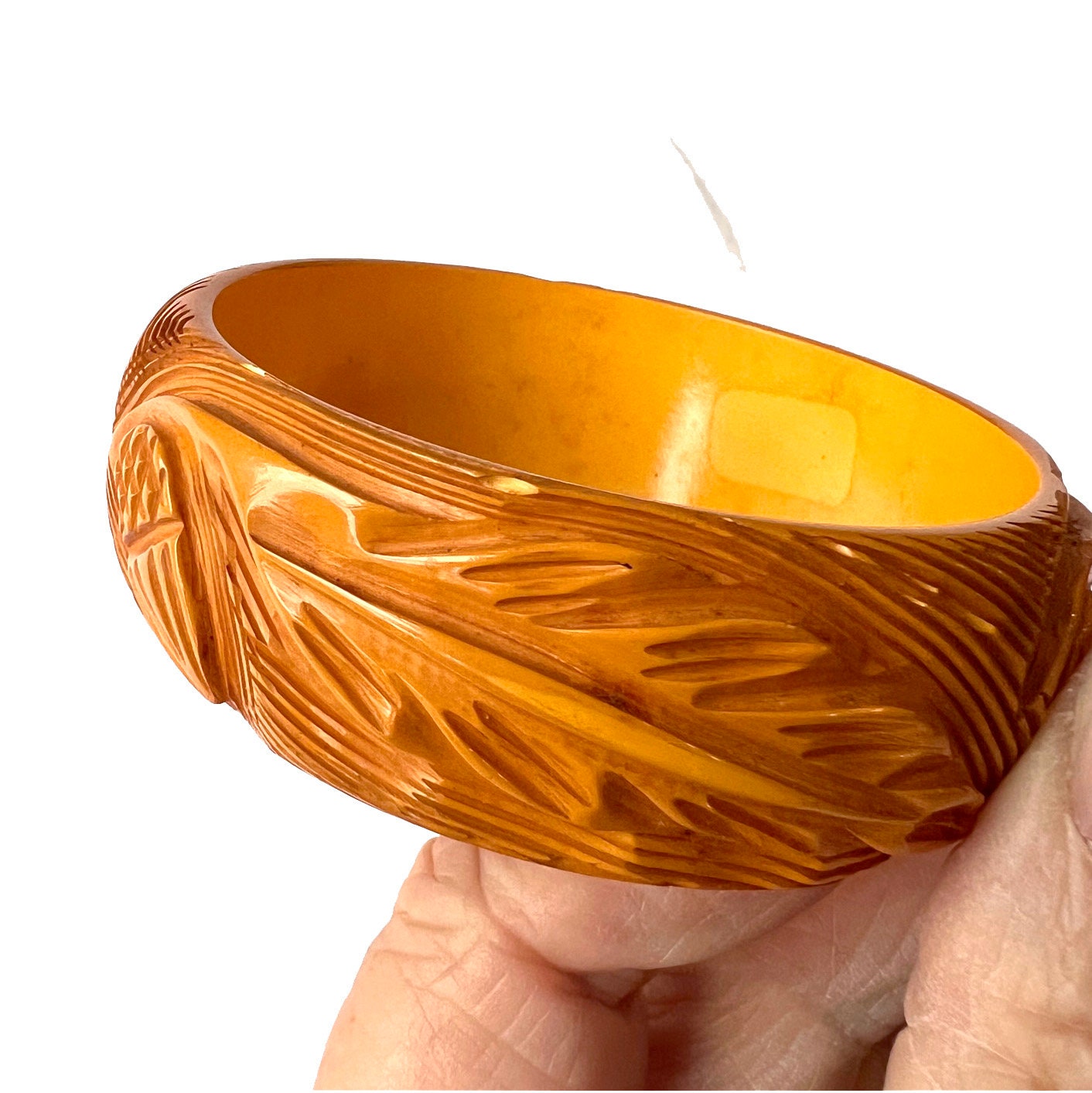 1940年代のヴィンテージ彫刻入りベークライトバングル、バタースコッチ