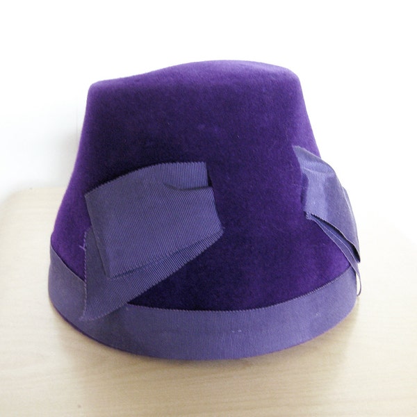 Vintage 50er Jahre lila Peachbloom Velour-Blumentopf-Hut mit Grosgrain Ribbon schneiden "und" Bow - Janyth Row New York / Size Medium